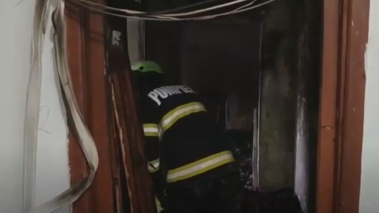 Slatina: Incendiu puternic la parterul unui bloc. 17 locatari, printre care și 5 copii, au fost evacuați (VIDEO)
