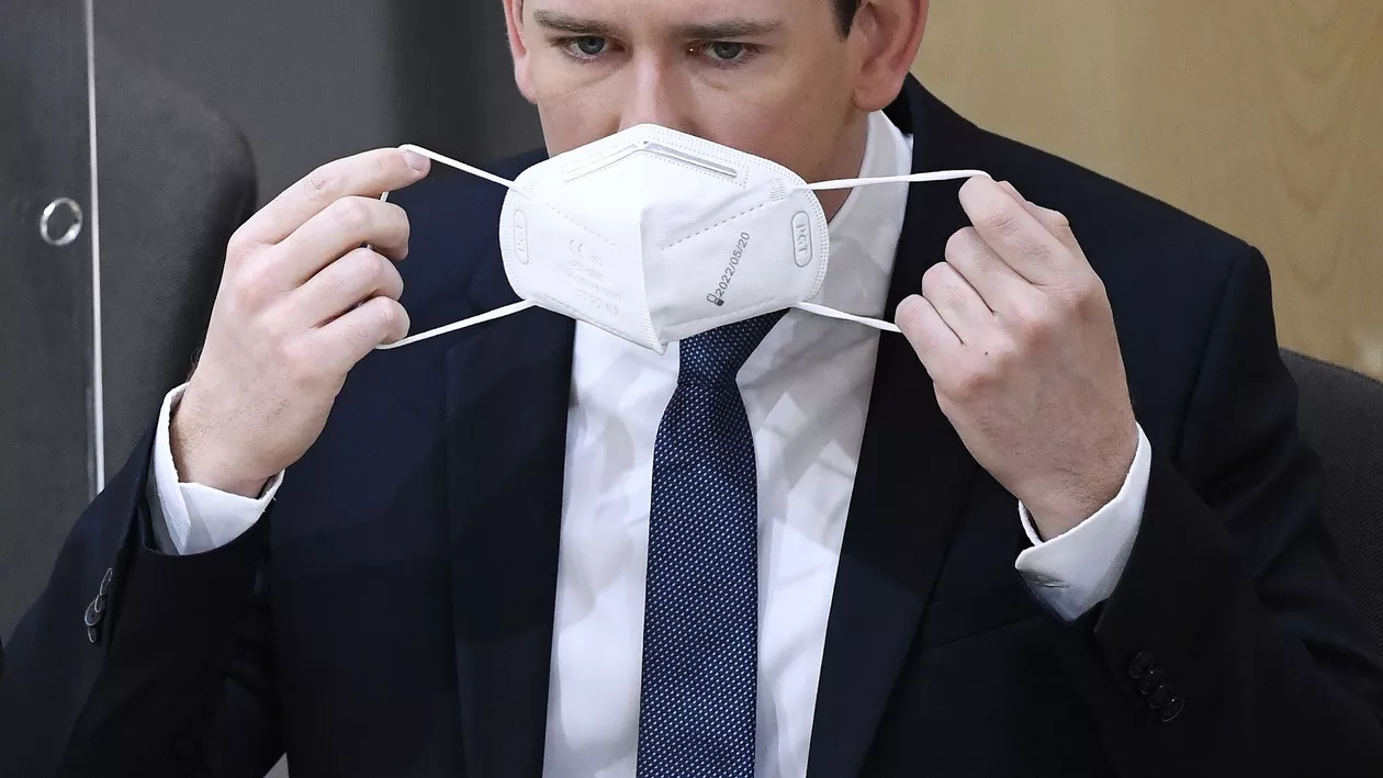 Cancelarul Austriei, fluierat și huiduit la un restaurant din Viena. Sebastian Kurz a fost însoțit de o escortă uriașă de poliție (VIDEO)