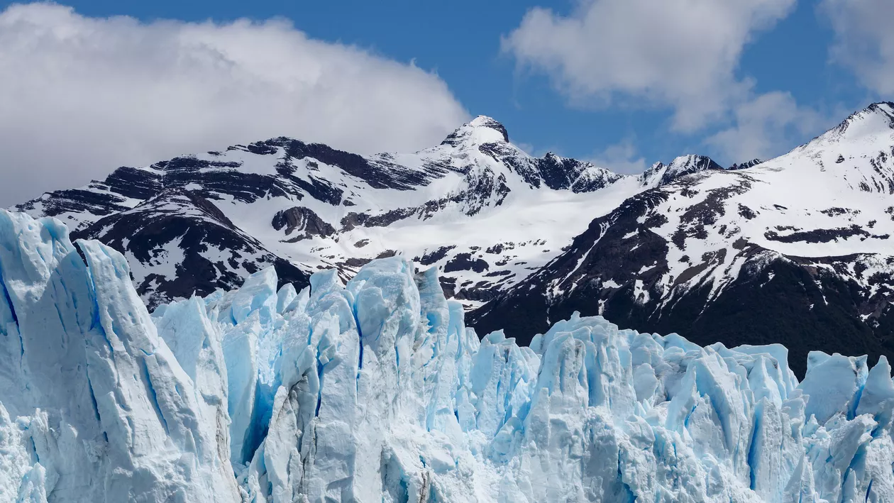 Cel mai mare ghețar văzut vreodată s-a desprins de Antarctica: Iceberg-ul are o suprafață de două ori mai mare decât regiunea București-Ilfov