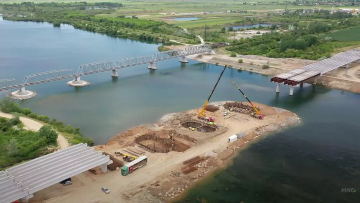 Ministrul Transporturilor distribuie imagini de pe şantierul drumului expres Craiova-Piteşti în zona traversării peste Olt