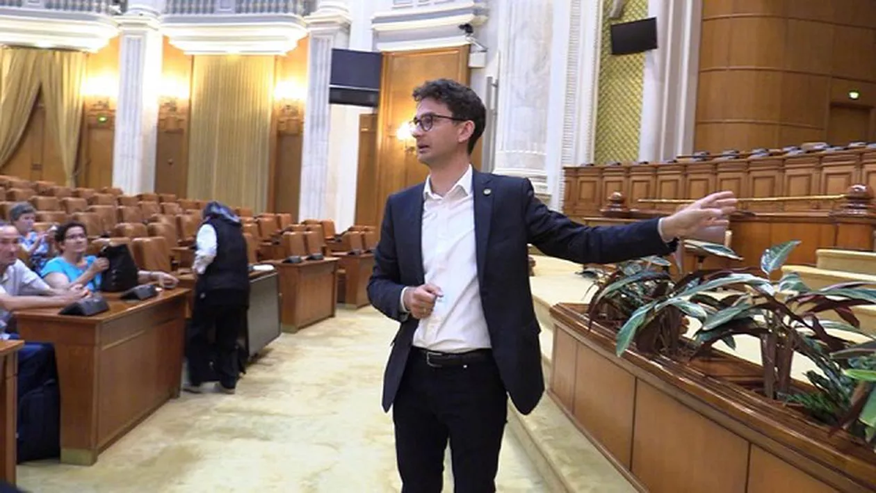 Iulian Bulai, ironizat la „Bună, România!” pentru postarea de ziua PNL, în care susține că e membru fondator al USR: : „Îl avem pe acest politician spre care privim cu atenție, dar mai ales cu îngrijorare” (VIDEO)