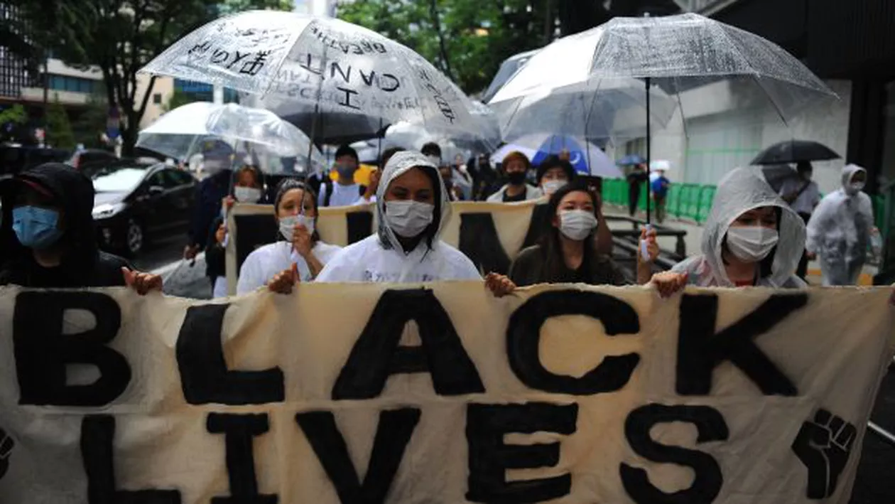 Banner Black Lives Matter, arborat pe clădirea Ambasadei SUA din Madrid. Reacții furioase pe Facebook (FOTO)