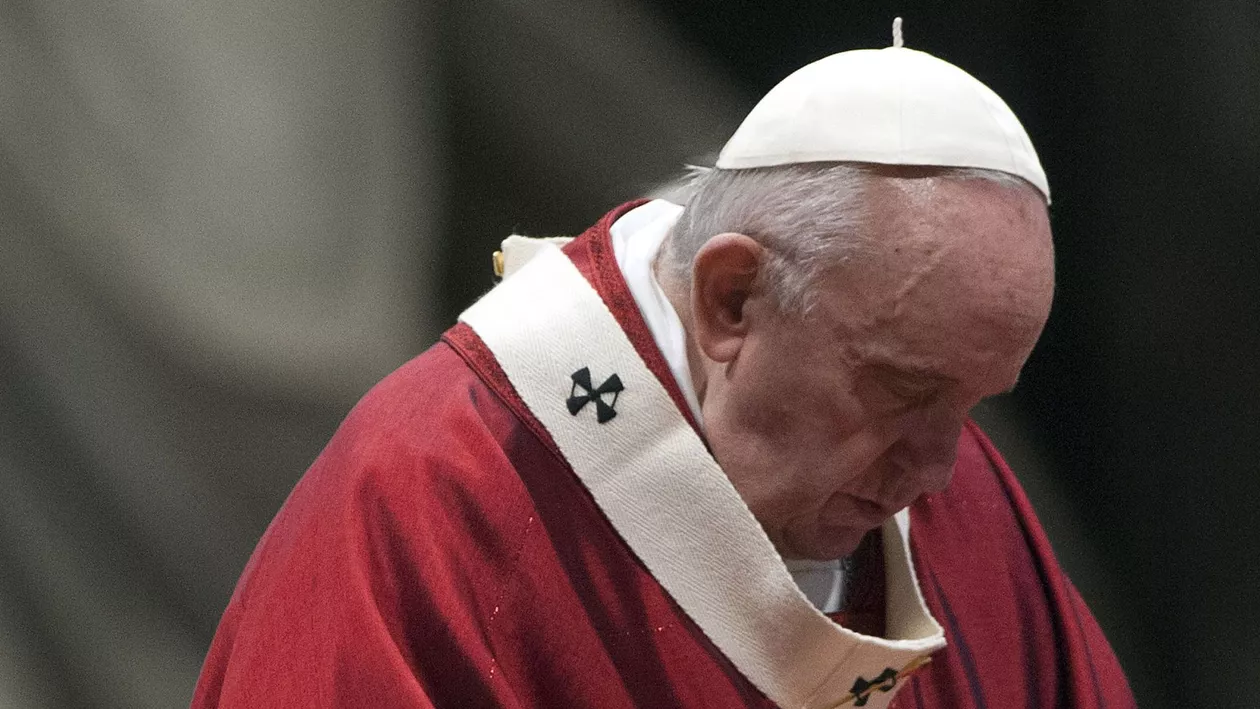 Gest impresionant al Papei Francisc: A sărutat numărul de lagăr tatuat pe braţul unei supravieţuitoare a Holocaustului (VIDEO)