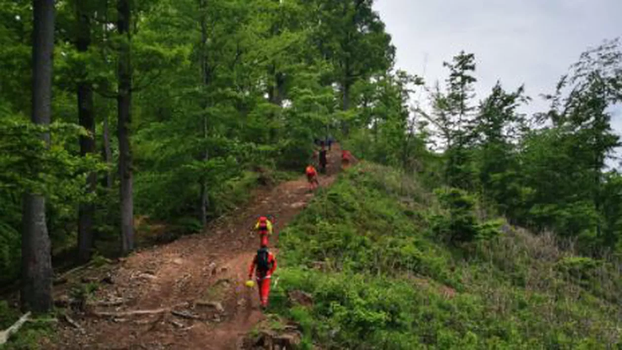 Maramureş: Un bărbat căzut în vecinătatea Lacului Albastru a fost recuperat de salvamontişti