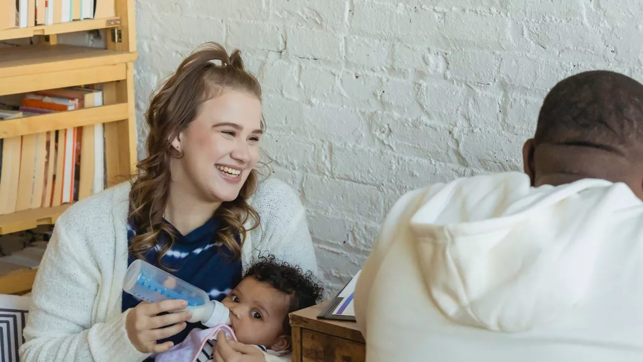 Bebeluşul are nevoie de completare a meselor de lapte matern cu lapte praf? Cum îţi dai seama de acest lucru?