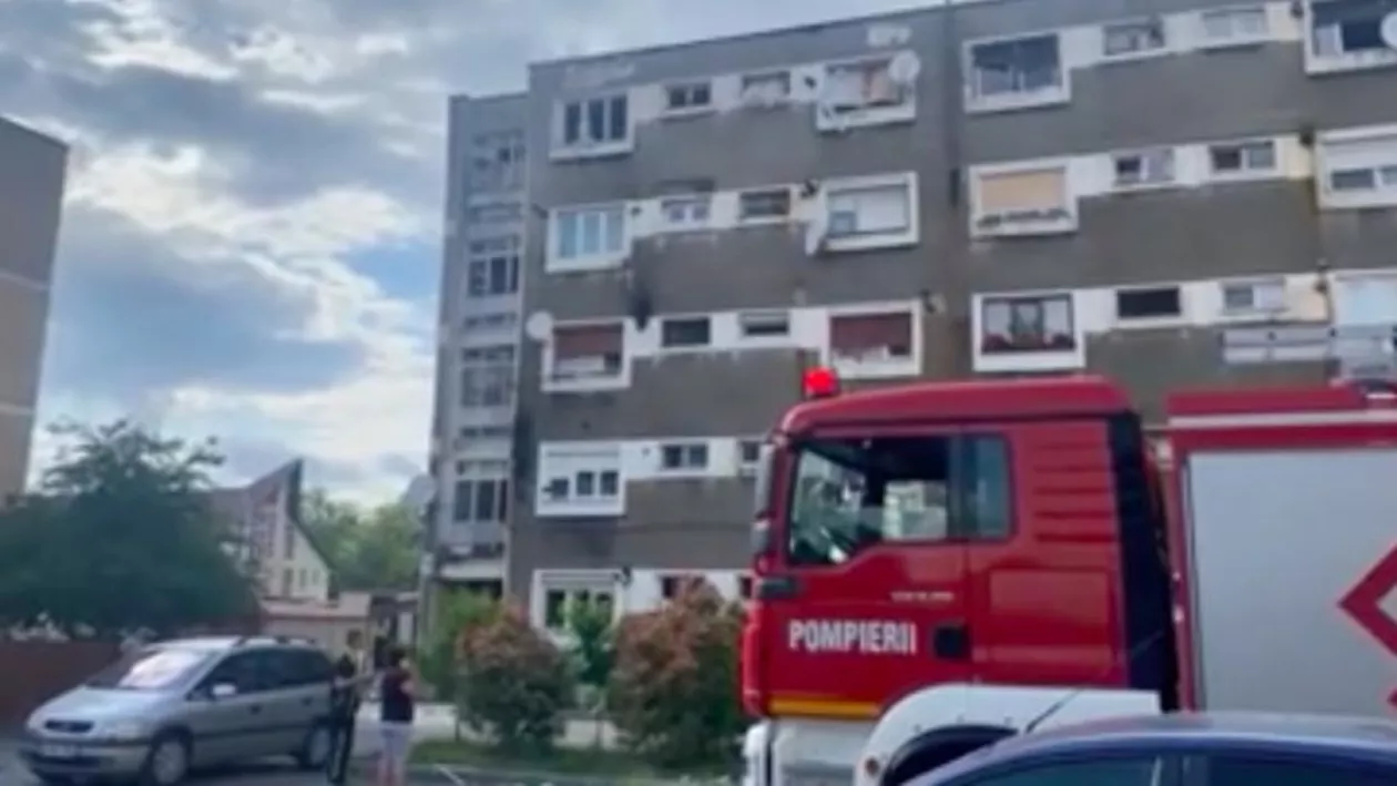 Bihor: Explozie puternică într-un bloc din Ștei. Au fost afectate 10 locuințe. Pompierii au găsit un cadavru în descompunere