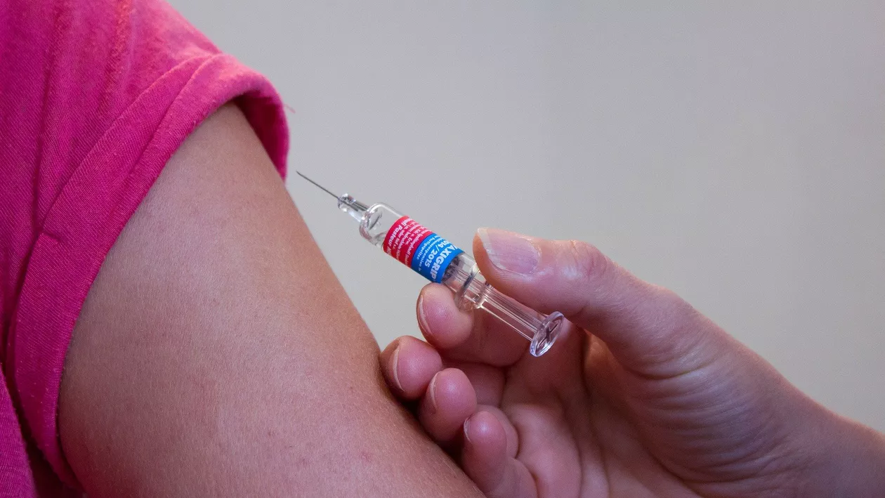 De astăzi, copiii de peste 12 ani vor putea fi înscriși pe platforma de vaccinare, în conturile părinților sau tutorilor/ Din 2 iunie ar putea începe imunizarea acestora