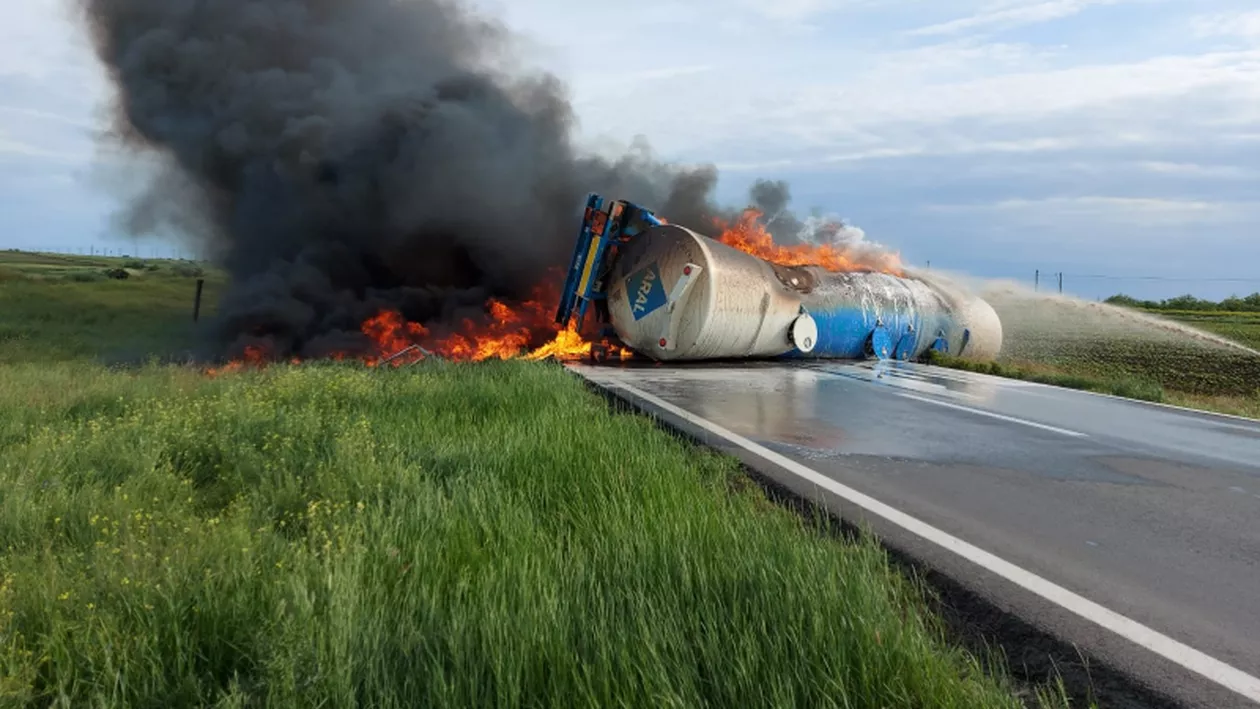 Cisternă răsturnată pe DN: Risc de explozie, după izbucnirea flăcărilor (GALERIE FOTO)
