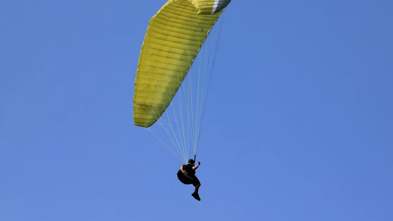 Arad: Un parapantist a căzut pe un câmp după ce s-ar fi agățat în firele de electricitate. Bărbatul este în stare gravă (VIDEO)