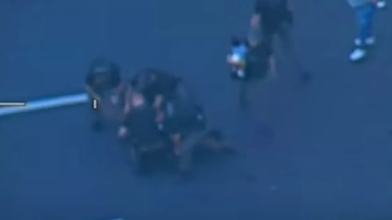 SUA: Un bărbat și-a aruncat bebelușul de 2 luni spre un polițist, ca să scape de urmărirea agenților (VIDEO)