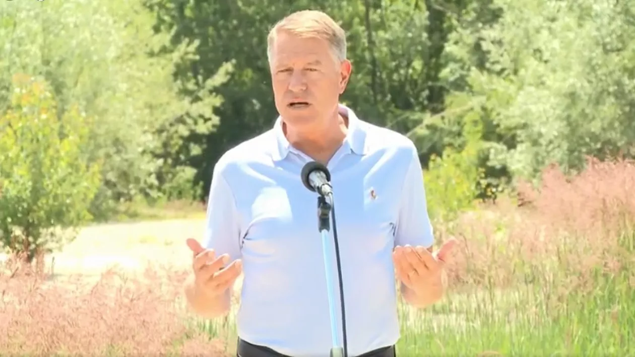 Klaus Iohannis a strâns gunoaie de pe malul râului Argeș: Marginea drumului, albia râului nu sunt gropi de gunoi. Încurajez autoritățile locale să fie și ele alături de noi (VIDEO)
