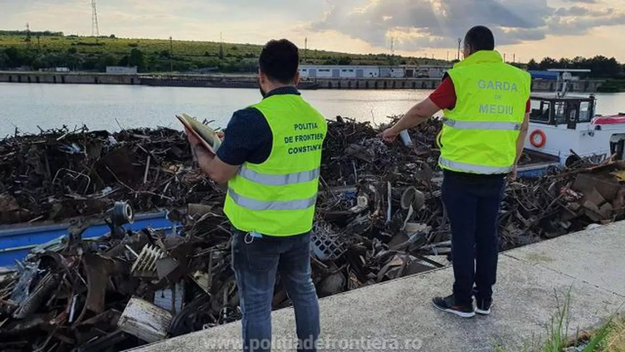 Două șlepuri cu peste 1.000 de tone de deșeuri, descoperite în Portul Murfatlar