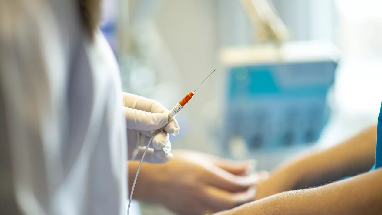 Reprezentanții unei clinici din București, în vizorul procurorilor: Ar fi efectuat proceduri de înfrumusețare fără a avea dreptul de exercitare a profesiei. Zeci de percheziții, în București și în țară