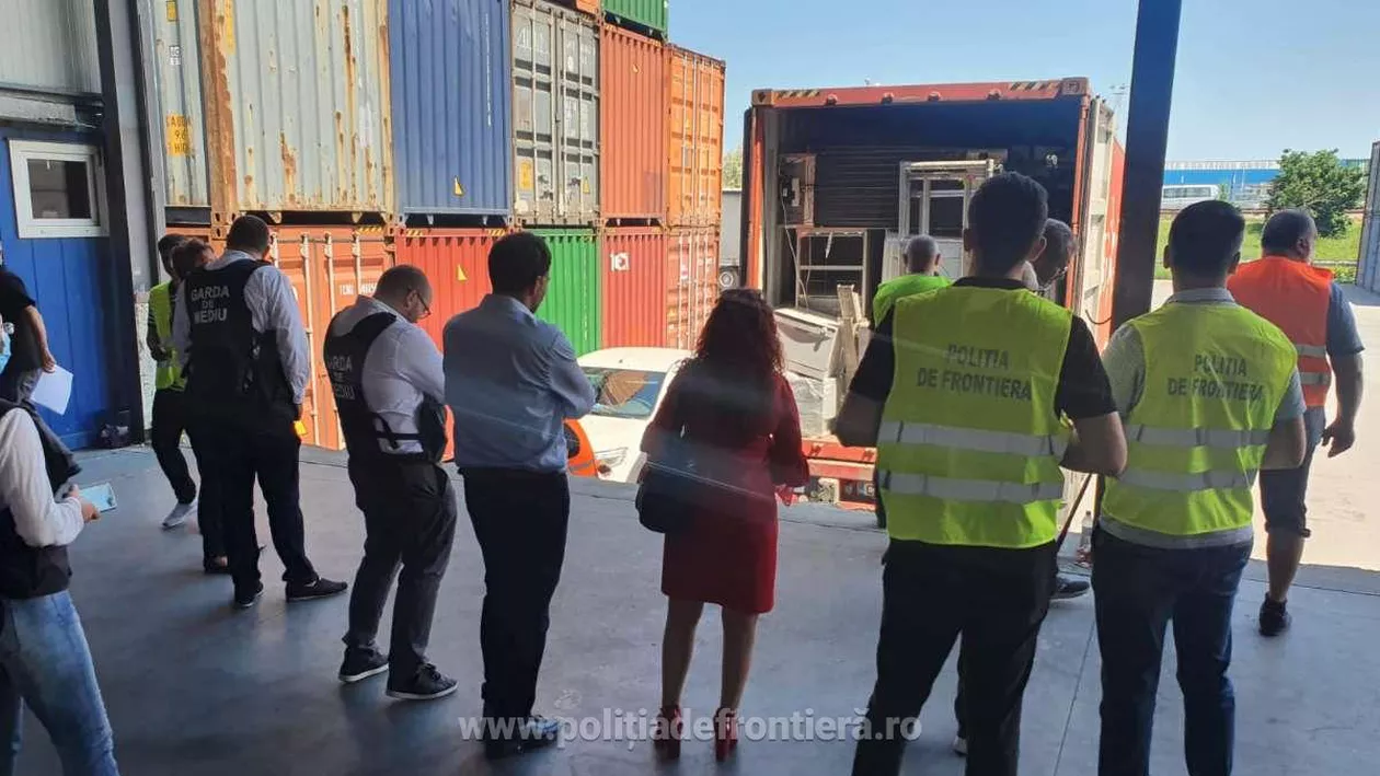 Un container cu 9 tone de deşeuri a fost descoperit în Portul Constanţa Sud-Agigea  (FOTO)