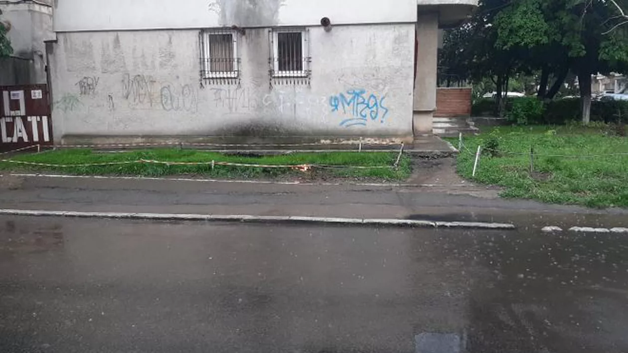 Constanța: Explozii în subteran chiar lângă blocuri, din cauza unor acumulări de gaze. Flăcările ies din pământ (FOTO)