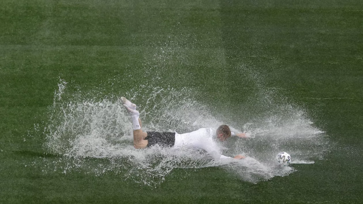 Arena Națională, afectată serios de ploaie, cu o zi înainte de primul meci de la EURO 2020, disputat în Capitală. Echipa Austriei, nevoită să-și întrerupă antrenamentul / Reacția FRF (FOTO, VIDEO)