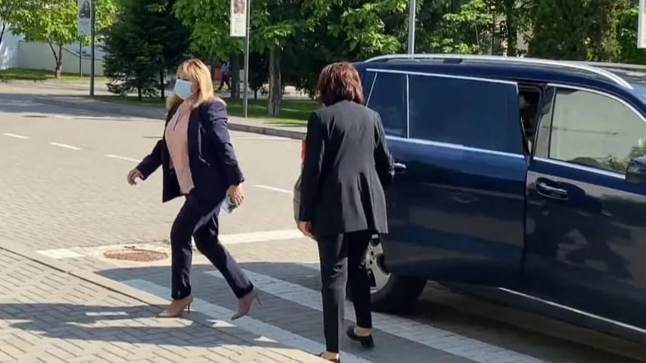 Imagini revoltătoare cu președintele Senatului, Anca Dragu. Mașina care a transportat-o în timpul vizitei la Suceava a oprit fix pe trecerea de pietoni (FOTO, VIDEO)