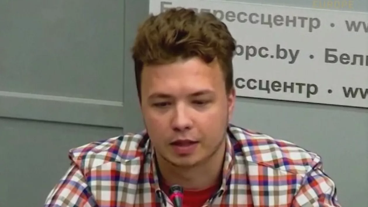 Roman Protasevici, scos la conferința de presă de oamenii lui Lușakenko: „Nu am fost bătut. Înțeleg daunele pe care le-am provocat statului (VIDEO)