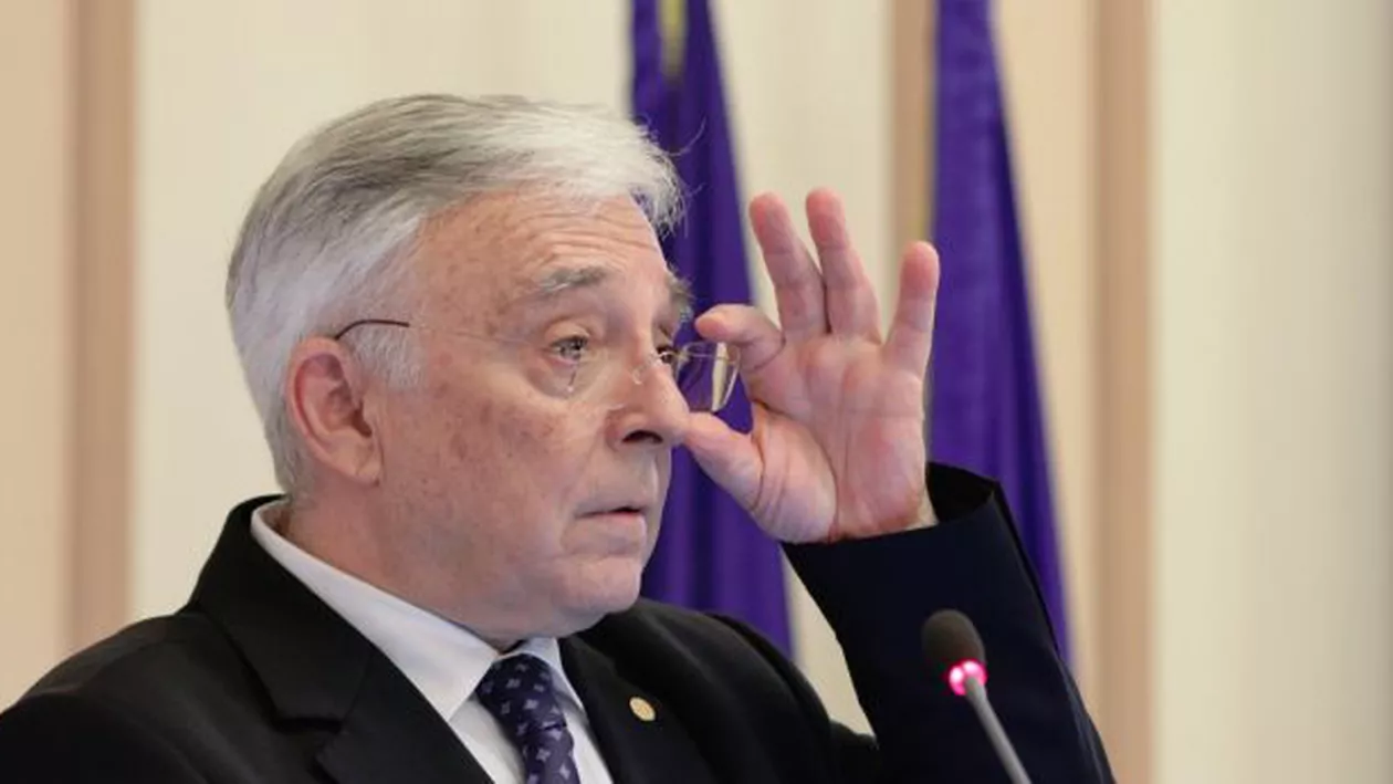 Mugur Isărescu a scris Parlamentului, îngrijorat că legea care interzice cumulul pensiei cu salariul ar însemna să piardă funcția de guvernator al BNR