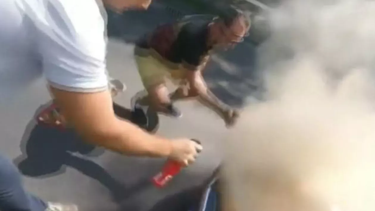 O mașină a explodat lângă o benzinărie din Sectorul 6, din cauza unei butelii aflată în portbagaj. Două persoane au fost rănite (VIDEO)