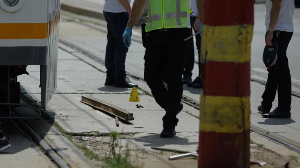București: Un bărbat a fost rănit într-un tramvai al liniei 19 după ce o bucată de șină s-a desprins și a intrat prin podeaua vehiculului