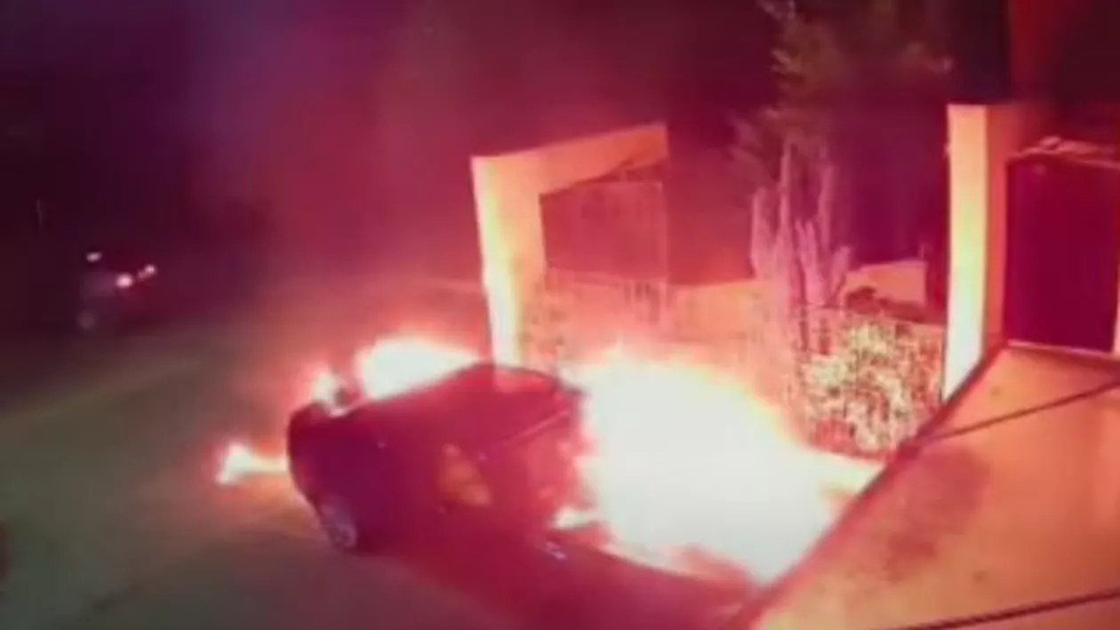 Atac în stil mafiot lângă Timișoara: Autoturismul parcat în fața casei a ars ca o torță (VIDEO)