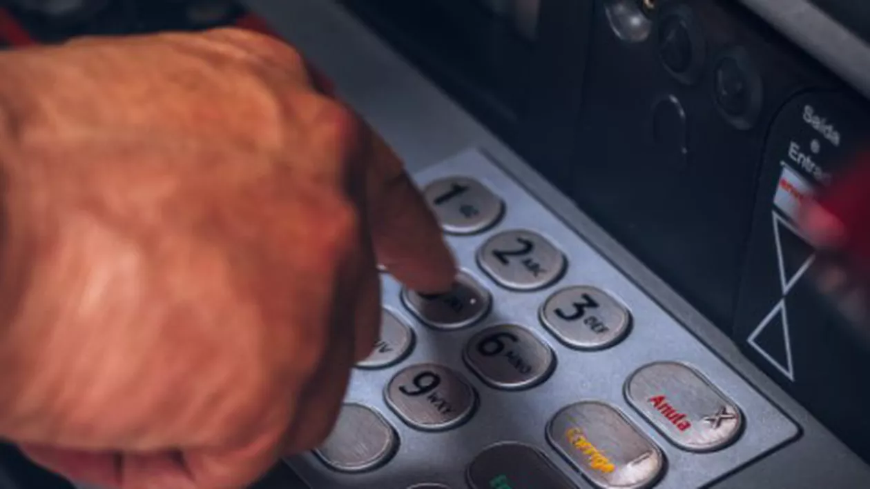 Mai mulți hackeri vâlceni au fost arestați. Fradă de două milioane de euro în ultimul an