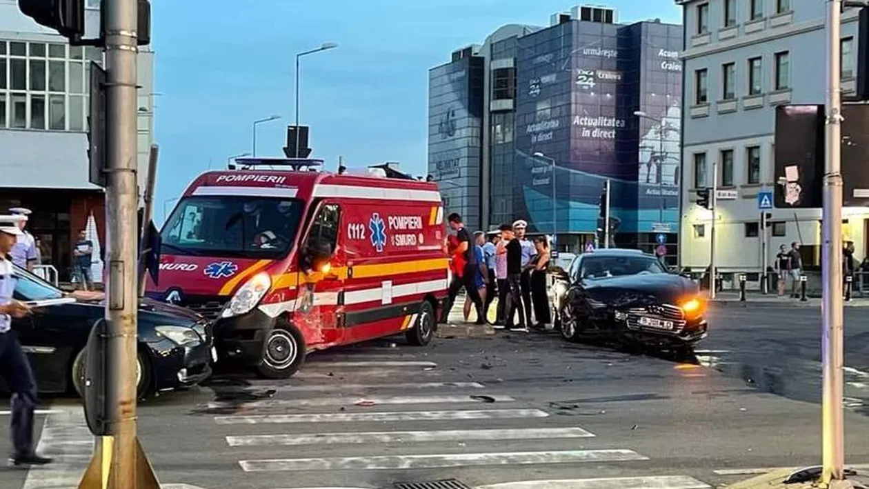 Craiova: O autospeciala de pompieri, implicată într-un grav accident rutier. Un pasager a fost grav rănit