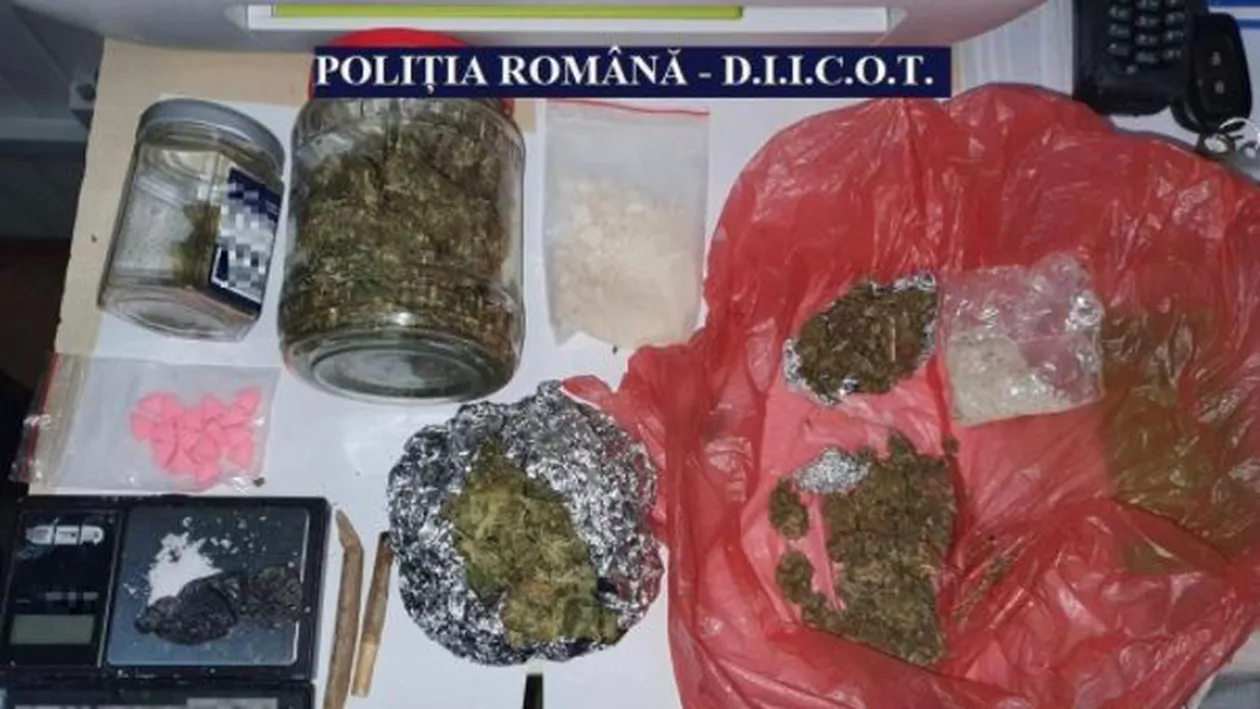 Patru tineri, reținuți în Vama Veche pentru trafic de droguri de mare risc. Instanța a dispus arestarea preventivă a trei dintre ei
