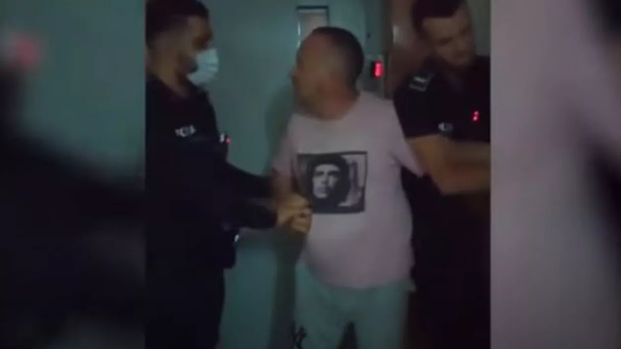 Buzău: Fost polițist și fiul de 12 ani, acuzați că au bătut o bătrână. Bărbatul i-a agresat și pe agenții chemați să intervină (VIDEO)
