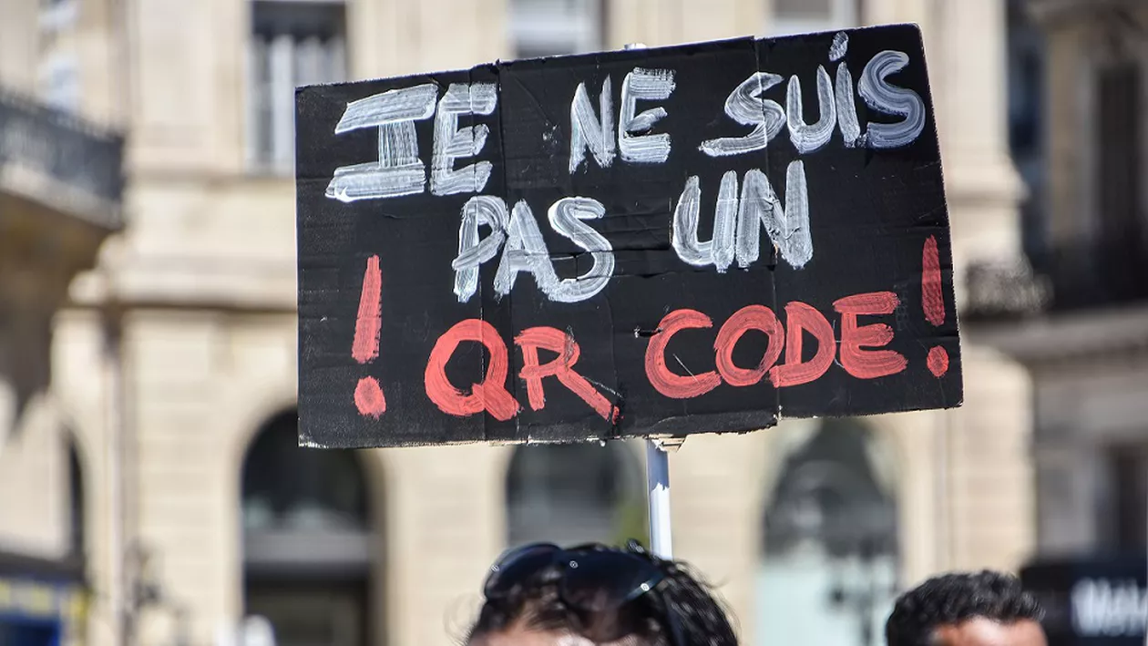 Al treilea weekend de proteste în Franța: Mii de oameni au ieșit pe străzile Parisului pentru a reclama extinderea certificatului verde și obligativitatea vaccinării pentru personalul sanitar. Au existat și ciocniri (VIDEO)