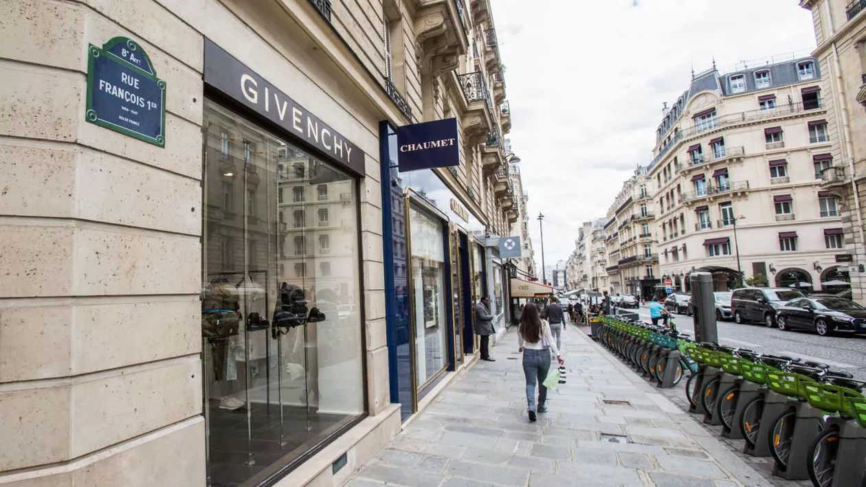 Un bărbat pe trotinetă electrică a furat bijuterii în valoare de 2 milioane de euro, dintr-un magazin de lux din Paris
