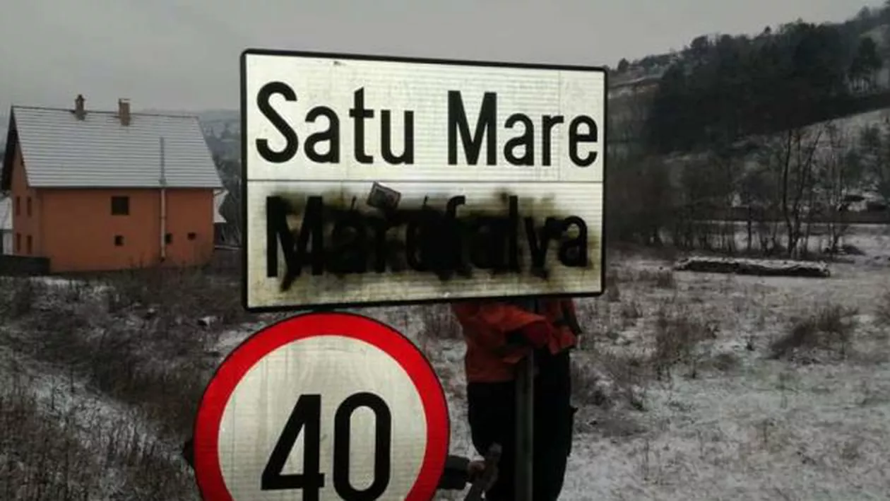 Bărbat condamnat pentru vandalism, după ce a vopsit cu negru mai multe indicatoare care aveau inscripţii în limba maghiară