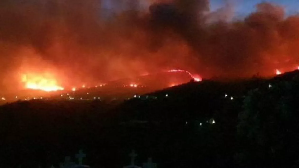 MAE, atenționare pentru românii aflați în Grecia: Un incendiu puternic se manifestă în insula Kefalonia