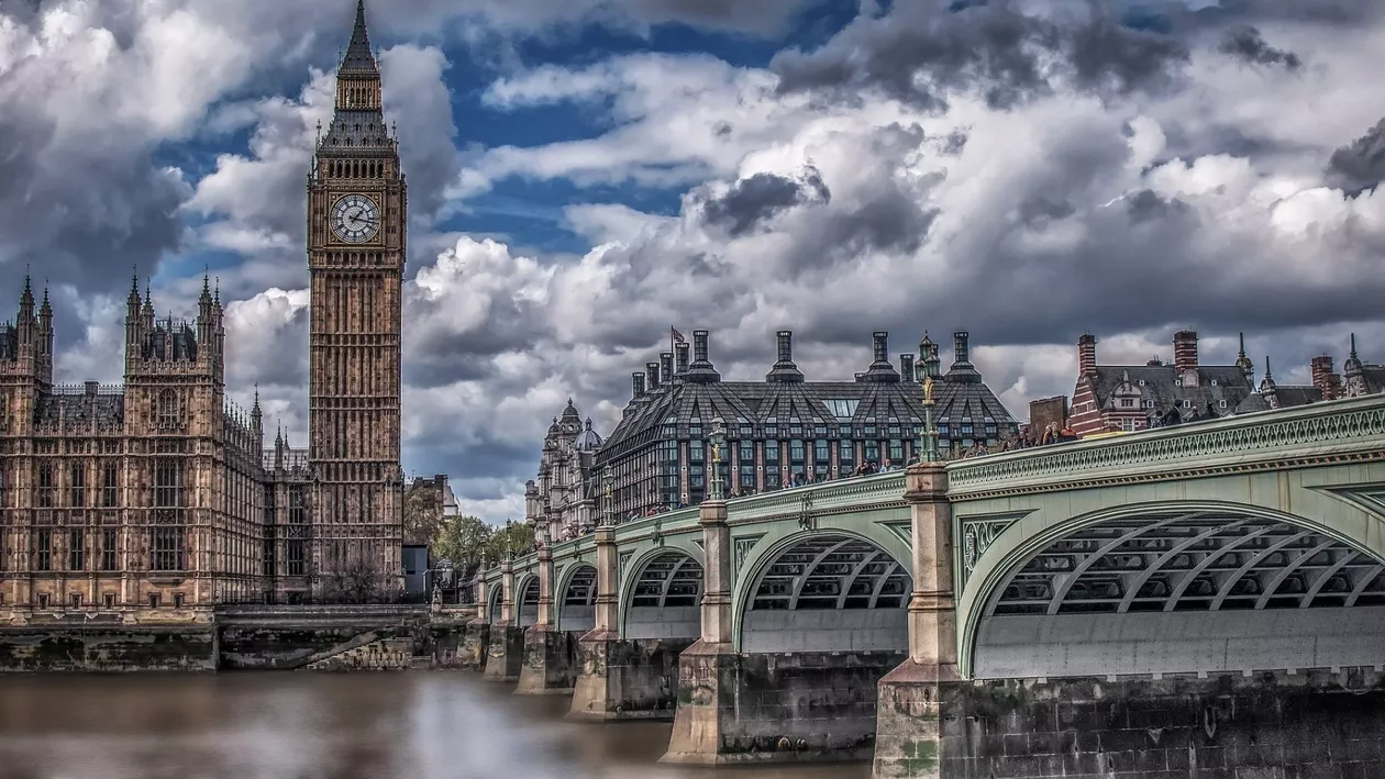 Polițiști înjunghiați în centrul Londrei. Asigurau pregătirile la funerariile regale