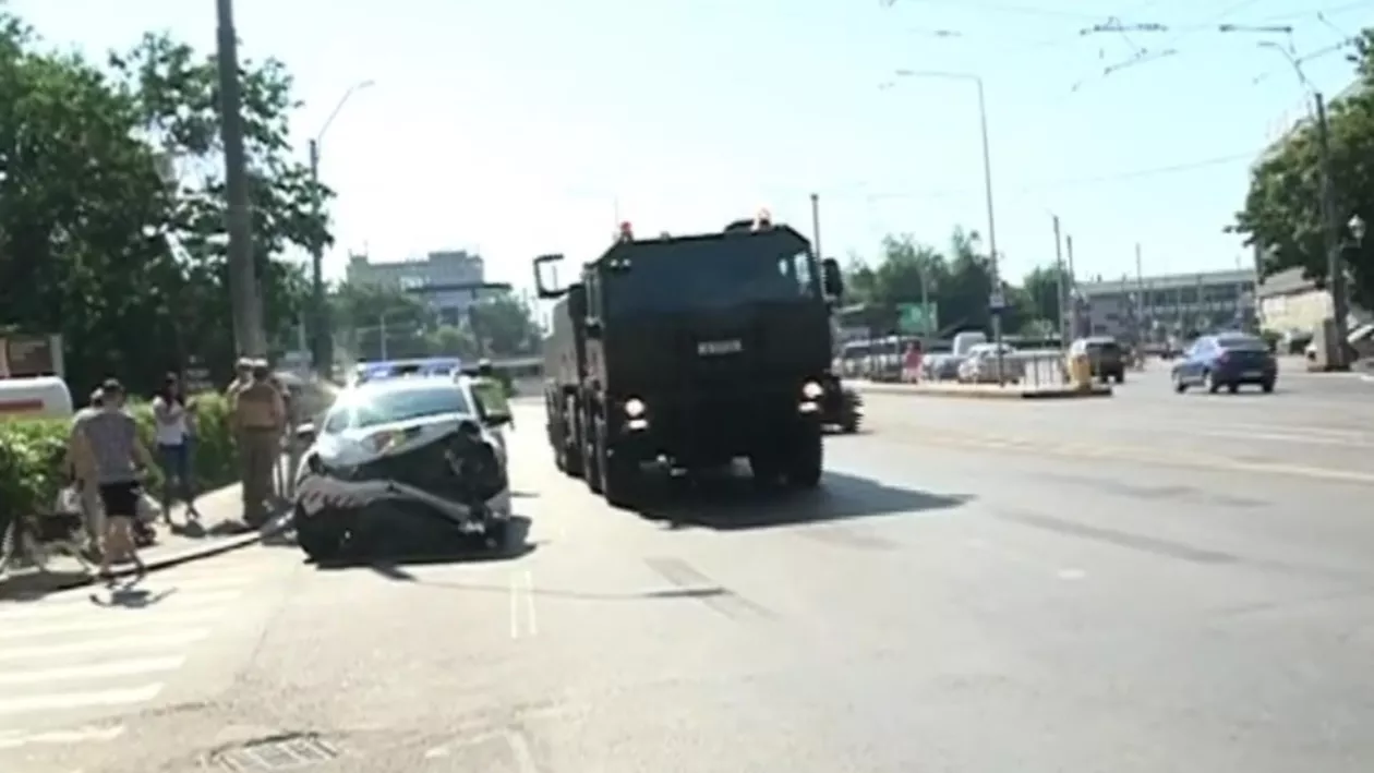 Accident rutier cu un convoi militar în București. Doi polițiști au fost grav răniți