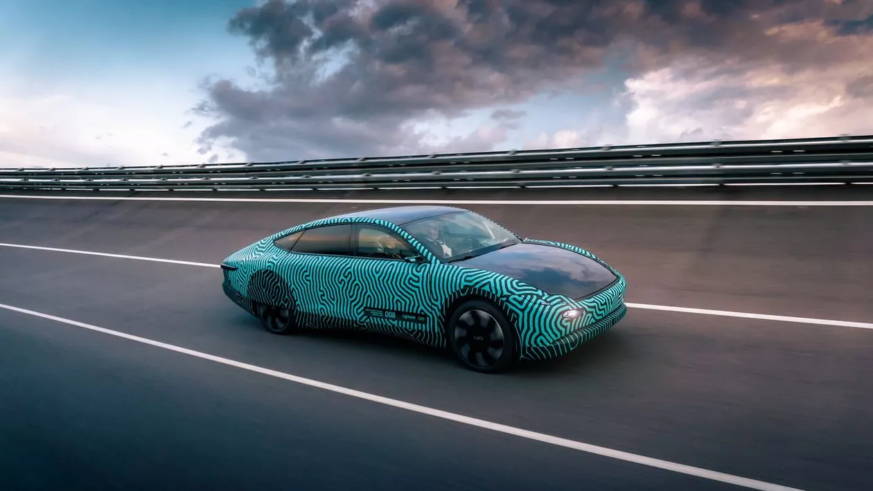 Amenințare pentru Tesla. O mașină electrică necunoscută a bătut recordul de autonomie. Producătorii promit 710 km la o singură încărcare (VIDEO)