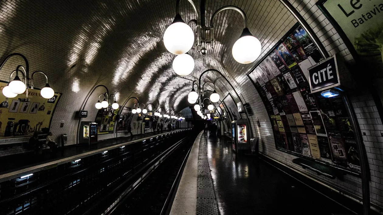 Un Bărbat A Fost Ucis Cu Cuțitul Intr O Stație De Metrou Din Paris B1tv Ro
