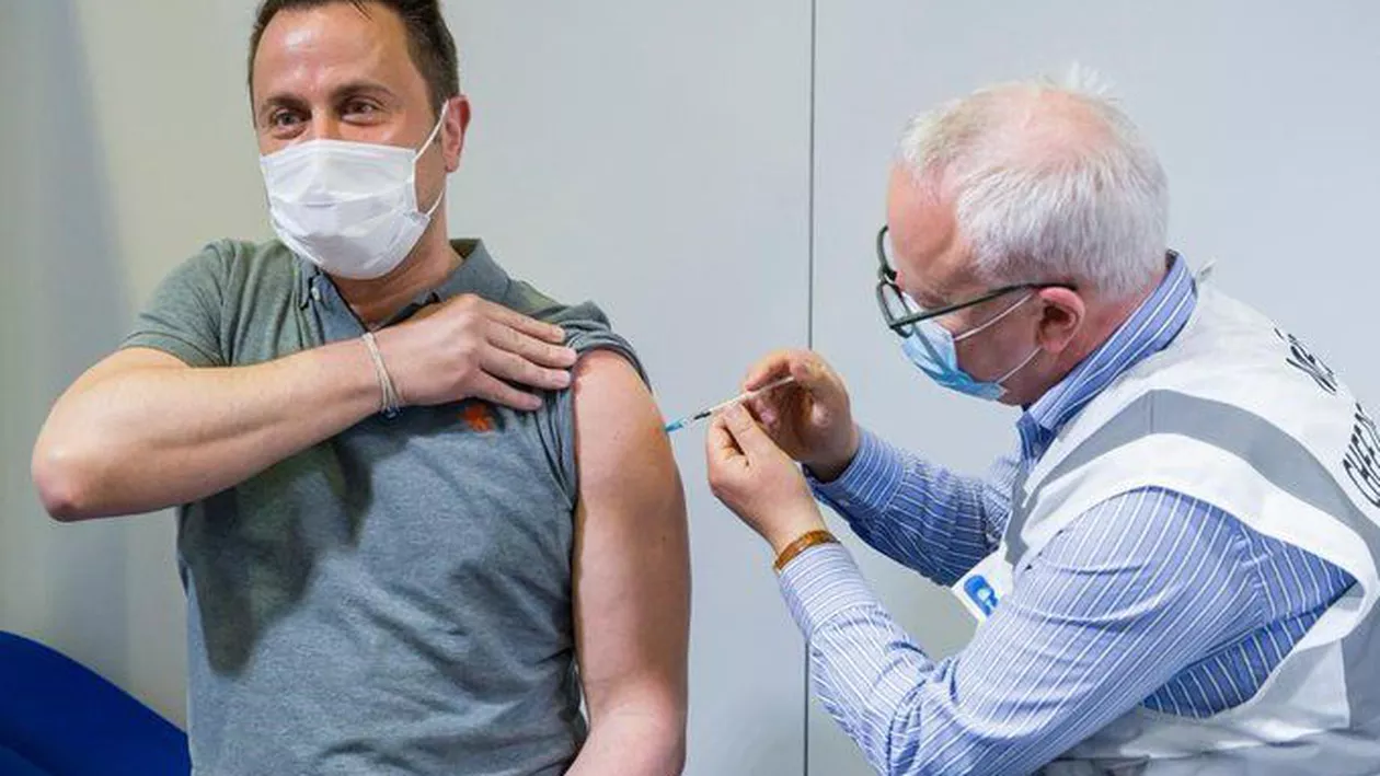 Premierul luxemburghez Xavier Bettel a fost internat după ce s-a infectat cu COVID-19, deși a fost vaccinat