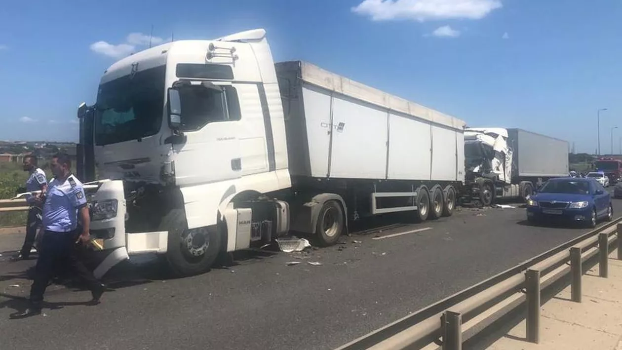 Un nou accident în lanț pe Autostrada Soarelui. 4 TIR-uri s-au ciocnit după o șicanare în trafic, un șofer a fost rănit: A pus frână brusc