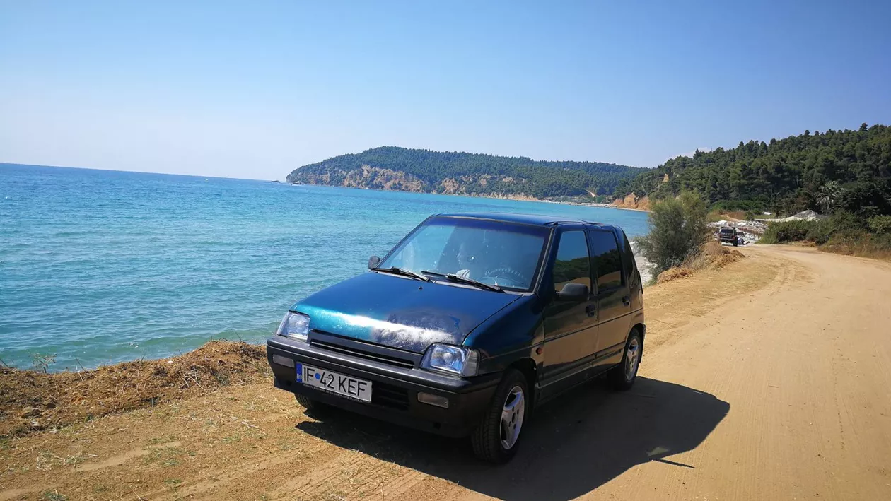 O familie de români a plecat cu Tico la mare, în Grecia, fără roată de rezervă. Ce au pățit pe drum cei patru pasageri și cum arăta portbagajul (FOTO)