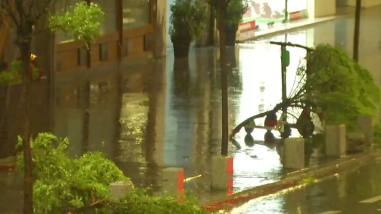 UPDATE: Vijelia din București a afectat traficul aerian și a provocat pagube serioase în oraș / Autoritățile anunțaseră prin RO-ALERT un Cod portocaliu de ploi torențiale și descărcări electrice (VIDEO)