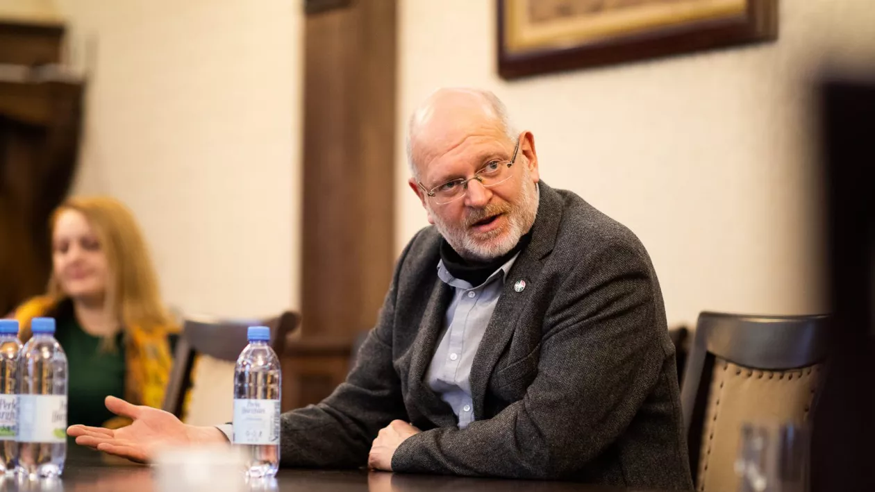 Zakarias Zoltan (UDMR), întrebat dacă a aplaudat discursul rasist al lui Viktor Orban: „Dar cum să nu? La asta s-a referit domnul premier al Ungariei, că în această regiune noi dorim să nu fim amestecați cu alte culturi” (VIDEO)