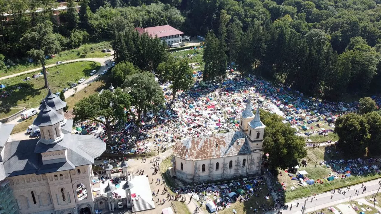 Peste 10.000 de credincioși au venit la pelerinjul de la Manastirea Nicula