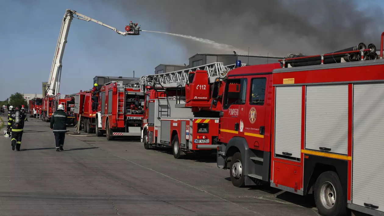 Un incendiu puternic a izbucnit la un depozit din Voluntari. Au intervenit 16 autospeciale