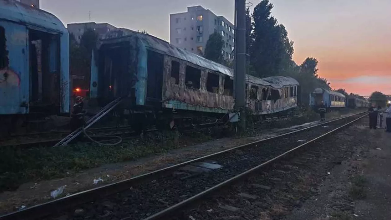 Incendiu la vagoane de tren dezafectate, în zona Calea Giuleşti din Capitală. Pompierii au intervenit cu şase autospeciale