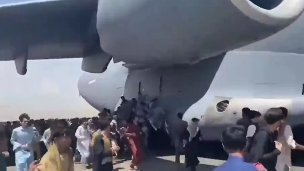 Imagini șocante de pe aeroportul din Kabul: Cetățeni afgani se agață de avioanele militare care decolează, în încercarea de a fugi de talibani
