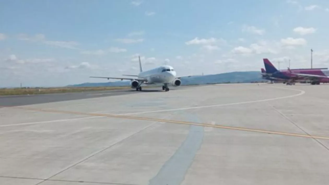 Un avion cu sistemul de navigație defect a aterizat la Iași. Aeronava avea 107 pasageri la bord (VIDEO)