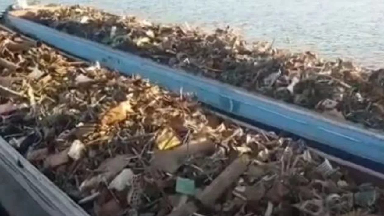 Constanța: Două barje cu peste 1000 de tone de deșeuri metalice, provenite din Bulgaria, întoarse de autorități (VIDEO)