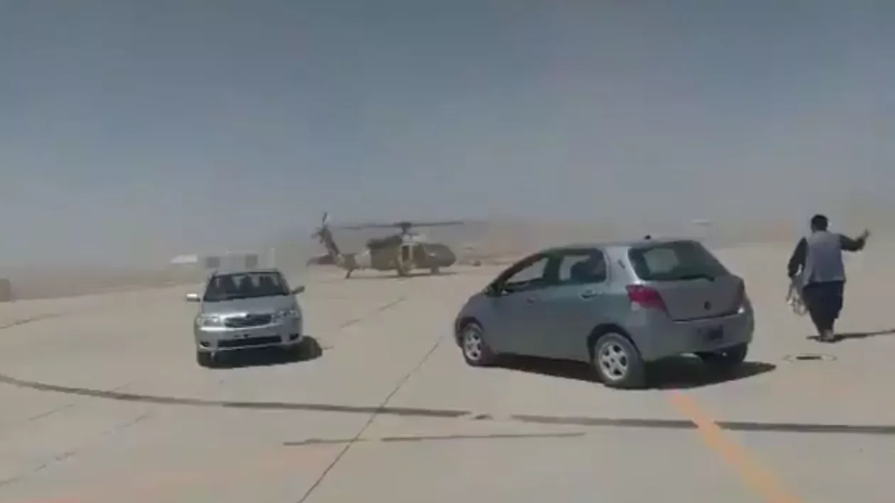 Talibanii, în posesia unui elicopter american Black Hawk. Imagini cu un astfel de aparat pe aeroportul din Kandahar, difuzate de apropiați ai acestora (VIDEO)
